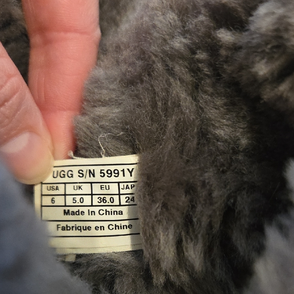 UGG Bailey Button - Picture 6 of 6